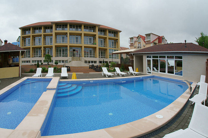 Отдых на западном берегу Крыма: бассейн